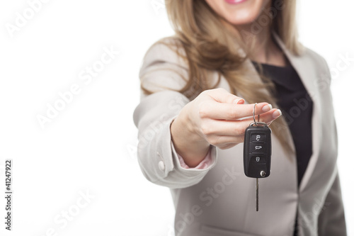 Frau überreicht Autoschlüssel