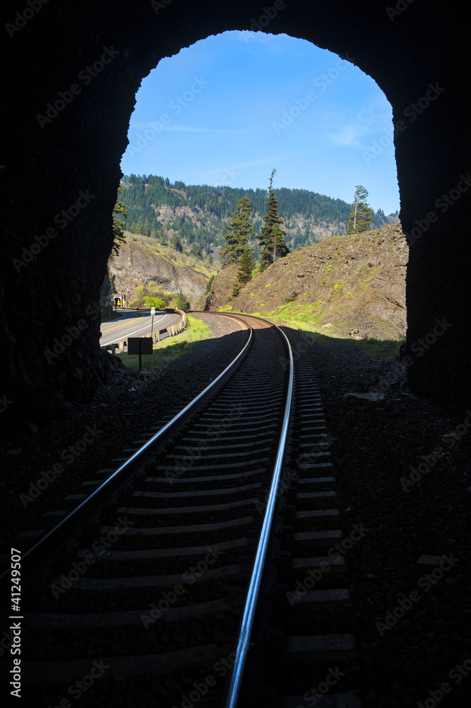 Obraz premium Tunel kolejowy, tory