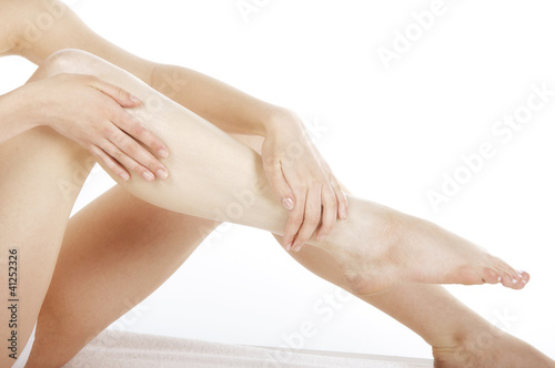 Fototapeta Naklejka Na Ścianę i Meble -  balsamowanie skóry nóg