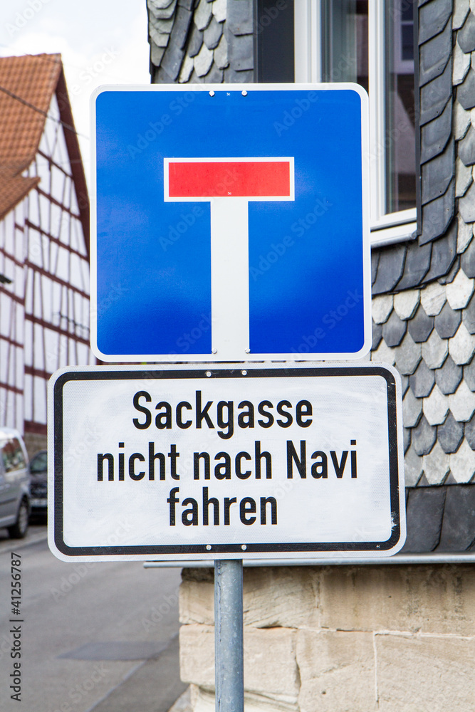 Schild: Sackgasse nicht nach Navi fahren! Schild: Sackgasse nicht nach Navi fahren!