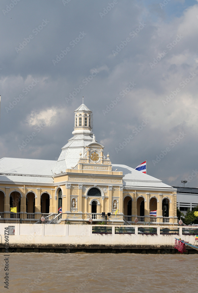 Fototapeta premium Royal seminary на берегу реки Чаопрайя в Бангкоке