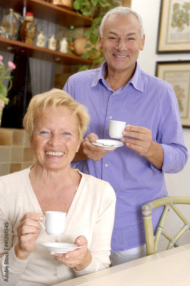 Pareja de señores bebiendo café en una cocina. Pareja de señores bebiendo café en una cocina.