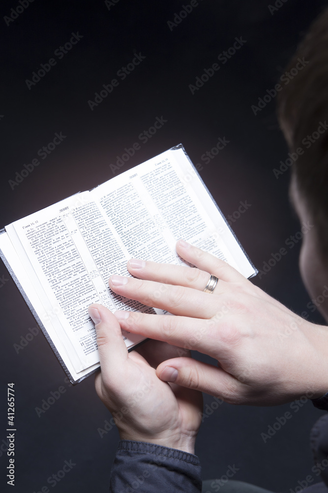 Naklejka premium man holding bible with glow effect