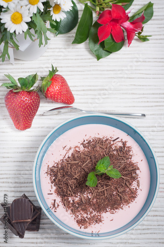 yogurt with fresh strawberry_Yogurt con fragole fresche