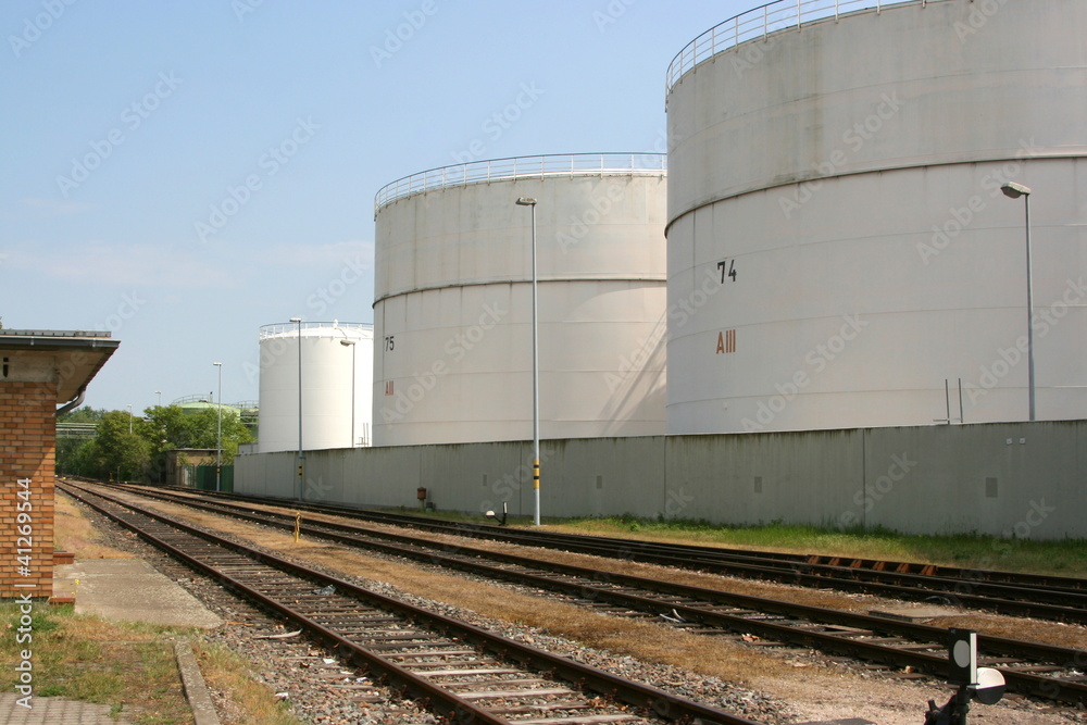 Tanks hinter Schienen Tanks hinter Schienen