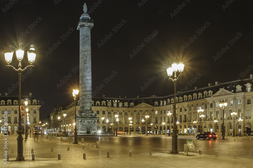 Paris place Vendôme de nuit