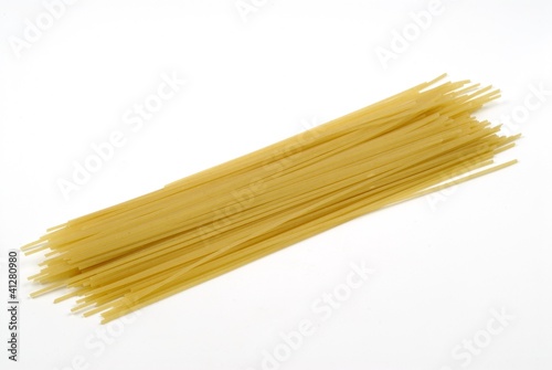 Espaguetis sobre fondo blanco