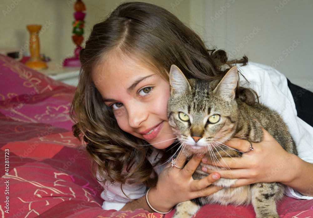 préado avec son chat sur son lit préado avec son chat sur son lit