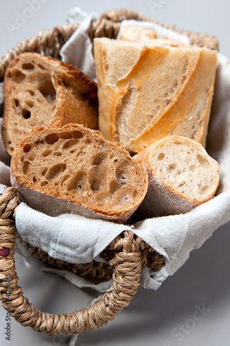Pain blanc et pain complet dans une corbeille