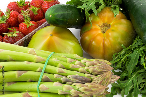 asparagi, fragole, rucola, pomodori e cetrioli