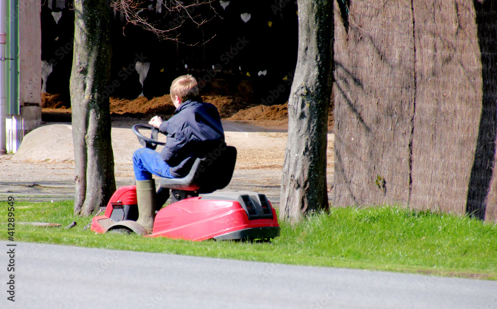 kinderarbeit: junge hilft auf dem bauernhof kinderarbeit: junge hilft auf dem bauernhof