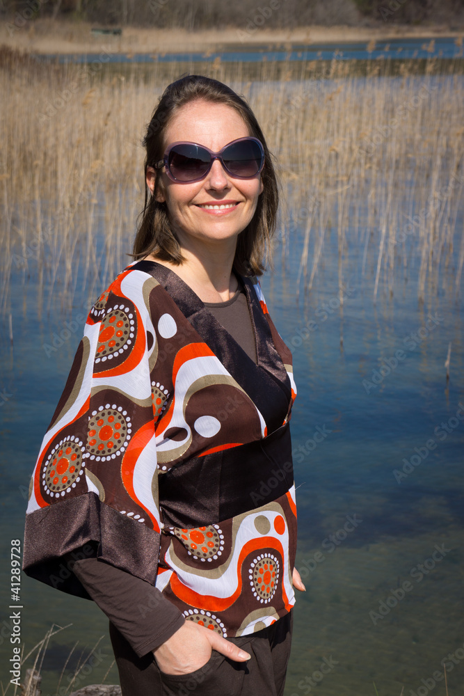 femme heureuse au bord du lac