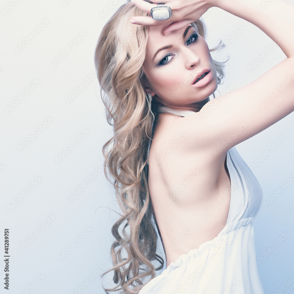 Naklejka premium bportrait of beautiful elegant blond woman in white dress