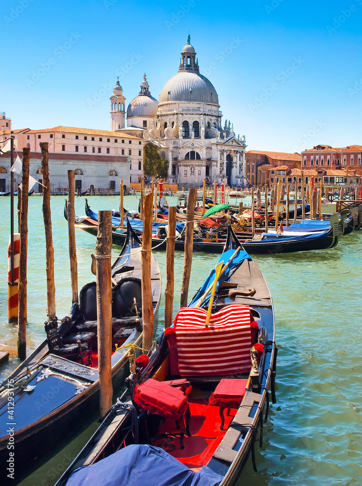 Fototapeta premium Gondole z Santa Maria della Salute w Wenecji, Włochy