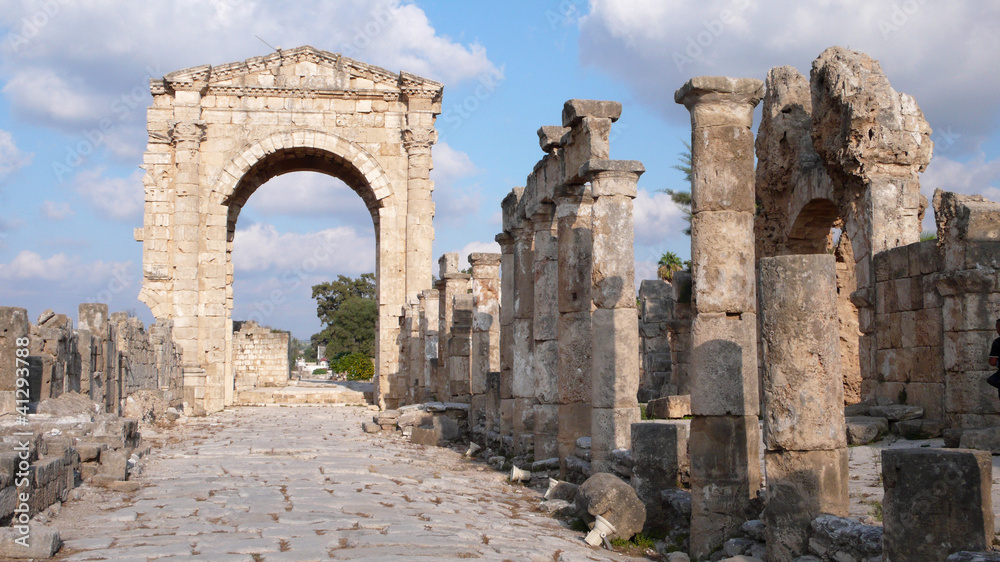 Arco romano, yacimiento arqueológico de Al-Bass, Tiro, Líbano Arco romano, yacimiento arqueológico de Al-Bass, Tiro, Líbano