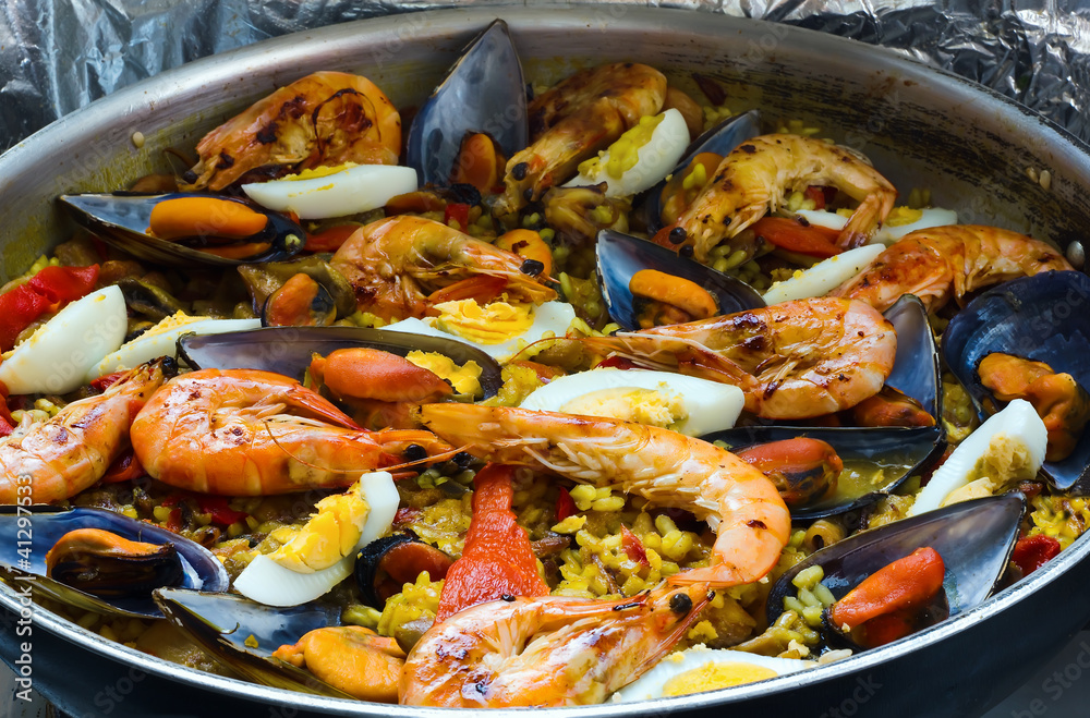 típica Paella española típica Paella española