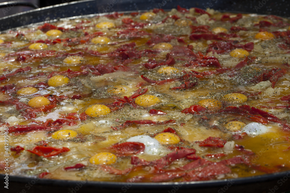 Paella de huevos y bacalao