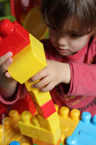 enfant jouant à empiler