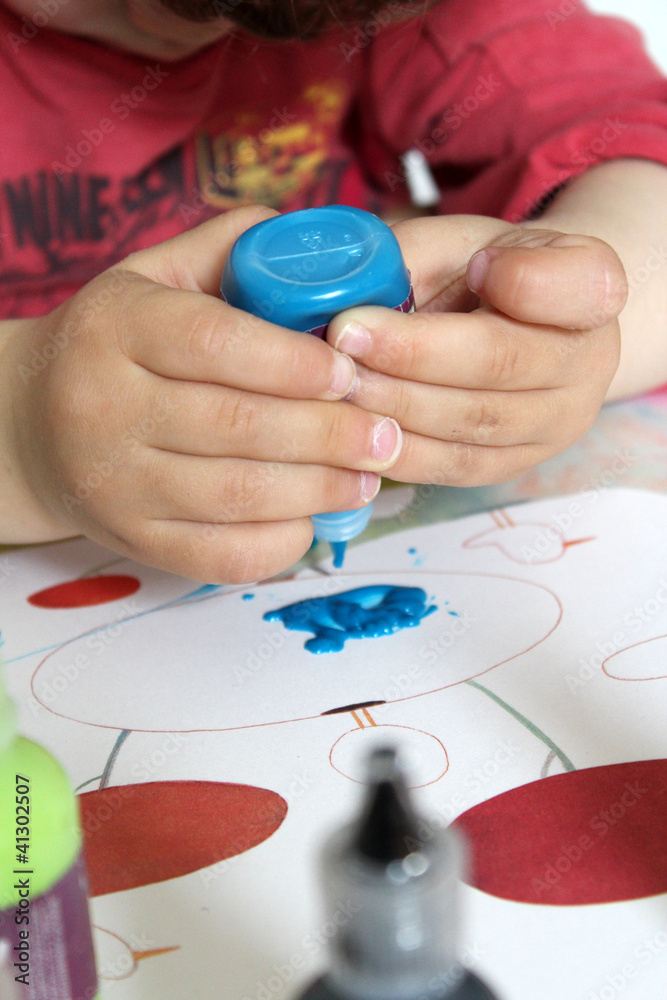 Enfant peignant en bleu Enfant peignant en bleu