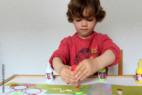 enfant peignant aux doigts
