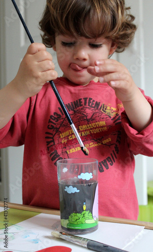 enfant peignant, s'appliquant