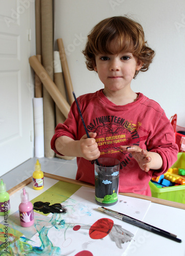 enfant peignant dans un atelier