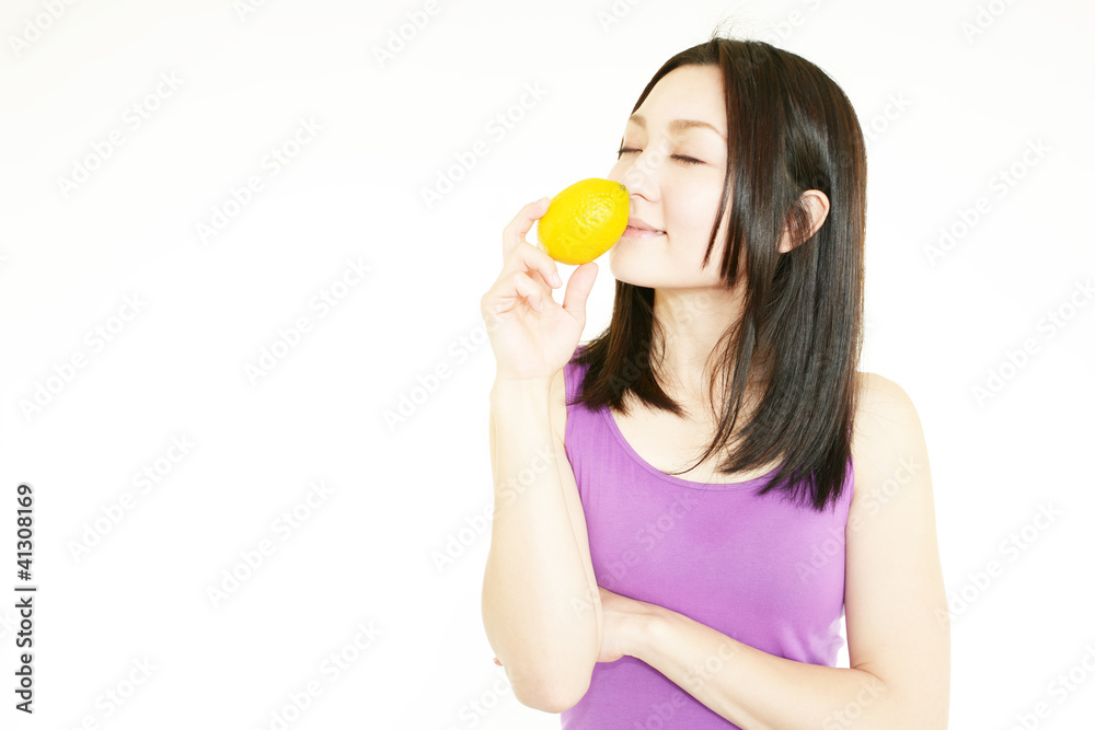 レモンを持ち微笑む女性