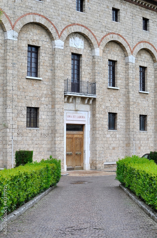 Ingresso di un monastero benedettino