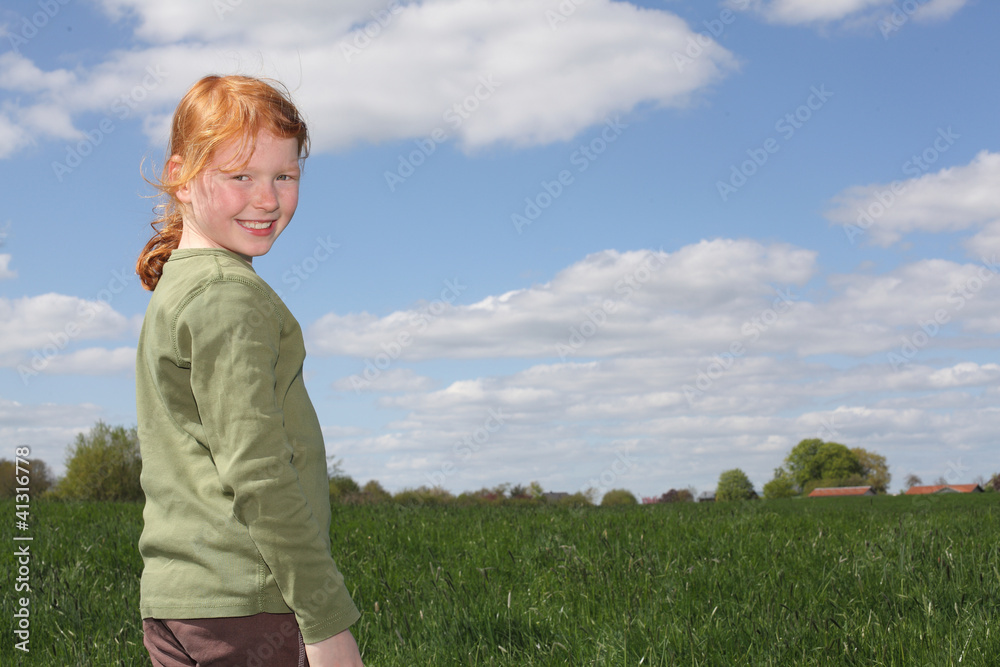 Fröhliches Mädchen auf der Wiese