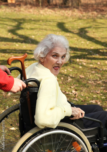 Rentnerin im Rollstuhl