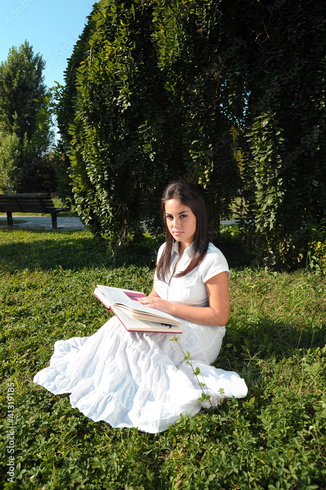 Fototapeta premium ragazza che legge