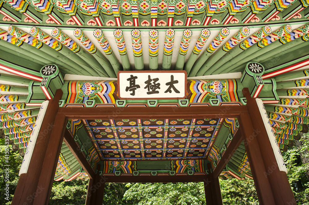 Fototapeta premium detail of wooden painted palace building seoul south korea