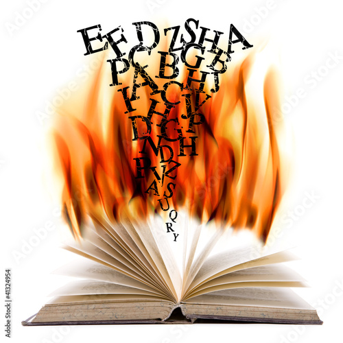 Brennendes Buch mit Buchstaben.