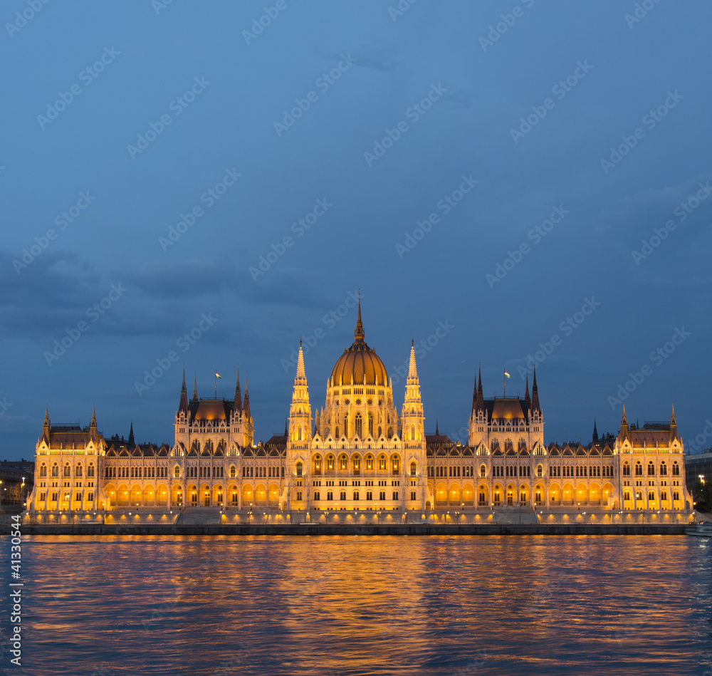 Fototapeta premium budapest parliament with reflections