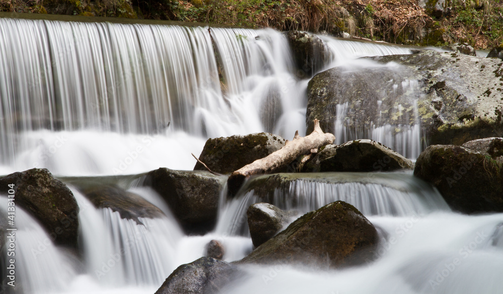 Fototapeta premium Cascade en forêt