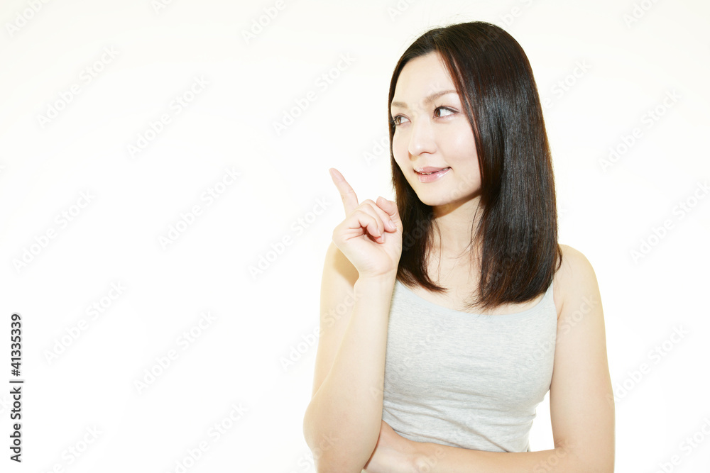 指差す笑顔の女性 指差す笑顔の女性