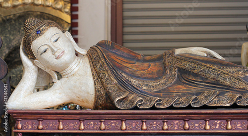 Статуэтка лежащего Будды