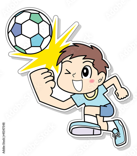 サッカーをする少年