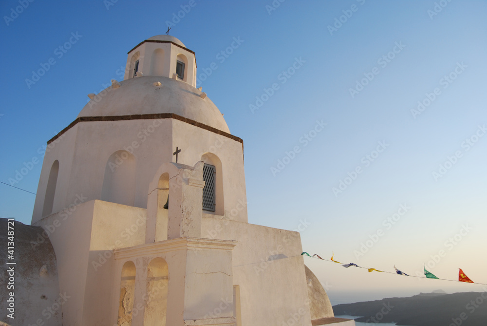 Iglesia en la localidad de Fira al atardecer. Santorini. Grecia.