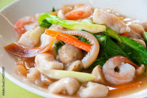 Seafood and Noodles in a Creamy Sauce : Guaitiao Rad Na photo