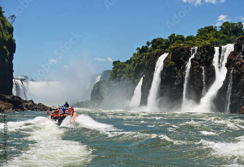 Iguazú-Wasserfälle, mit Boot
