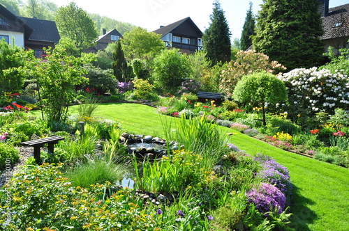 schöner Garten im Frühling