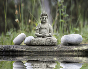 Rollo Buddha Meditierende Buddha Statue im Garten  © PUNTOSTUDIOFOTO Lda