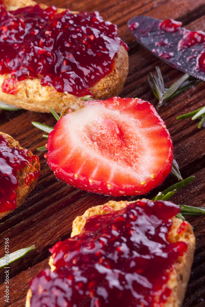 tostadas de pan con mermelada de fresa tostadas de pan con mermelada de fresa