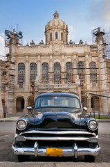Plexiglas schilderij Cubaanse oldtimers Geparkeerde oldtimer in Havana straat  © roxxyphotos