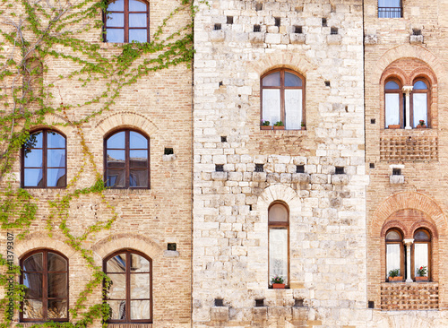 Fototapeta Naklejka Na Ścianę i Meble -  Windows in ancient Tuscan houses