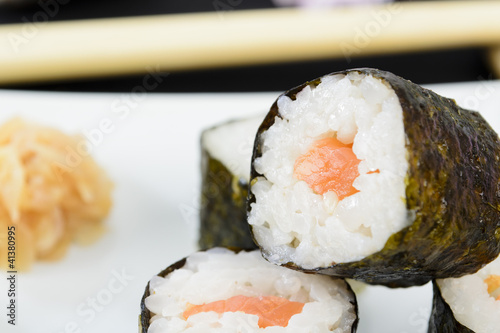 Φωτογραφία Sakemaki - Japanese salmon rolls served gari (pickled ginger).