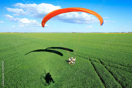 Paramoteur ULM champ de blé vert photo