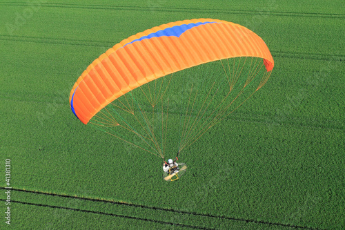 Paramoteur dans un champs au printemps photo