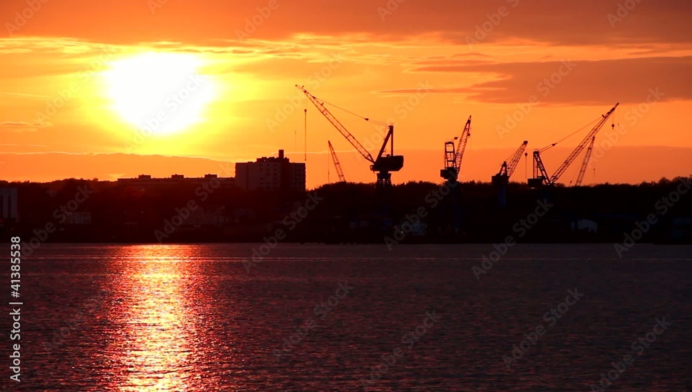 Kieler Förde mit Hafenkränen bei Sonnenuntergang Kieler Förde mit Hafenkränen bei Sonnenuntergang